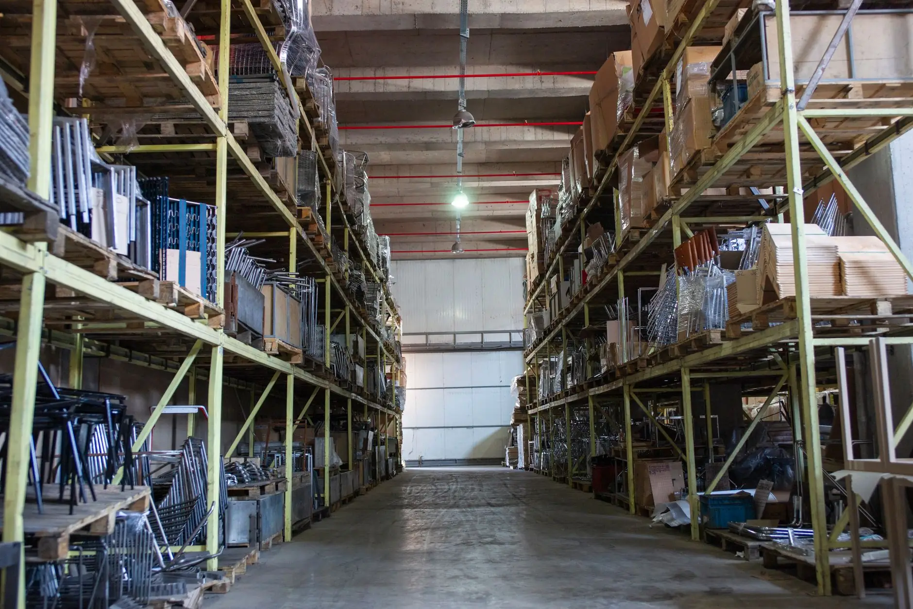 Depo raflarında düzenli stok