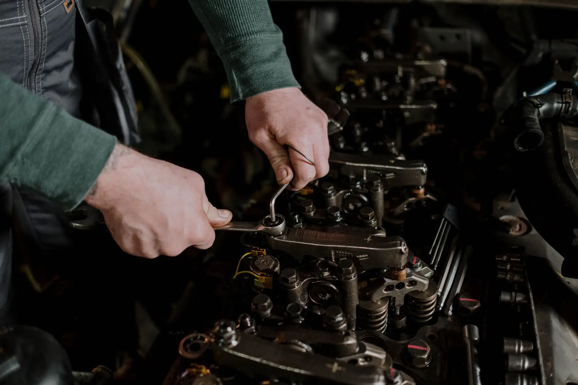 Teknisyen motor parçasını söküyor